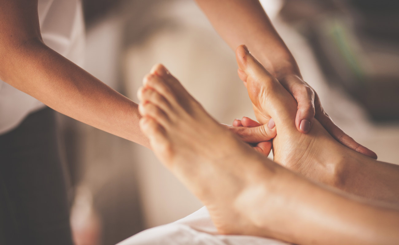 https://www.zeel.com/blog/wp-content/uploads/2023/07/hand-foot-massage-feat.jpg